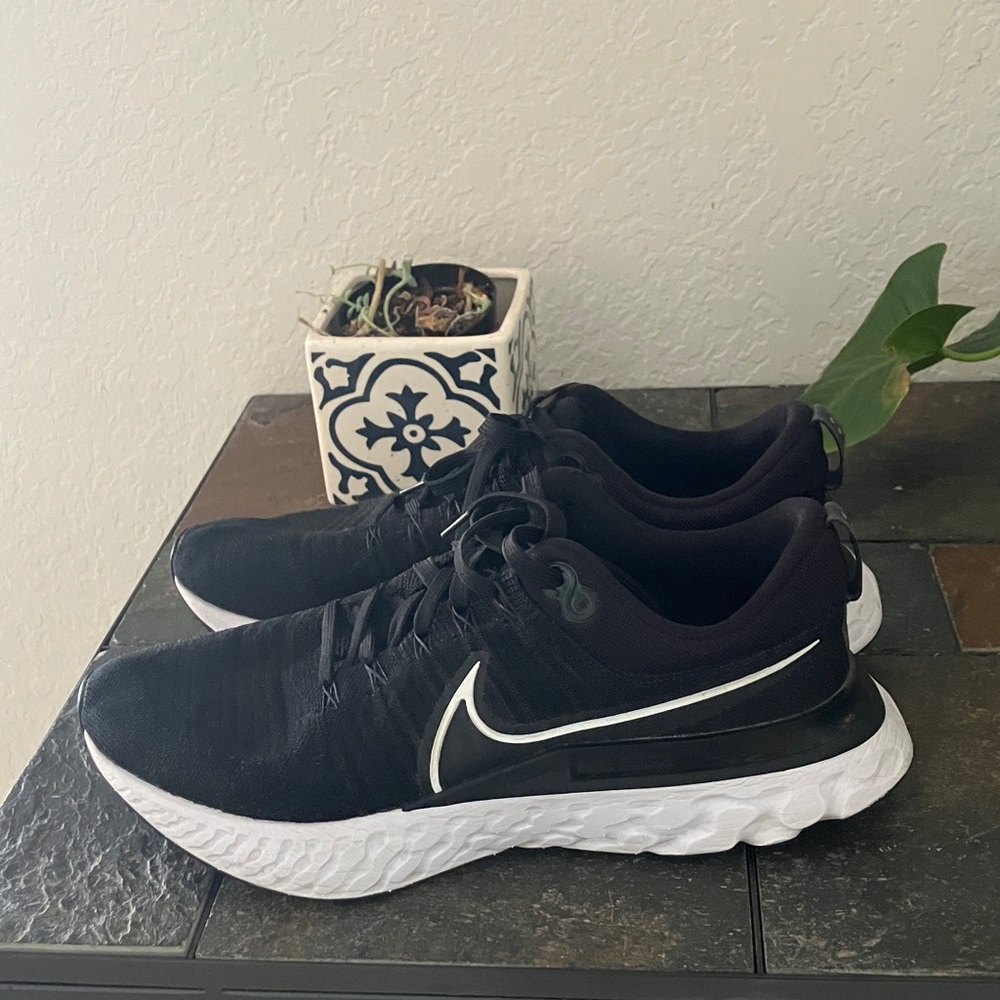 Nike Black Running Sneakers with White Swoosh Style Infinity Flyknit Size 12